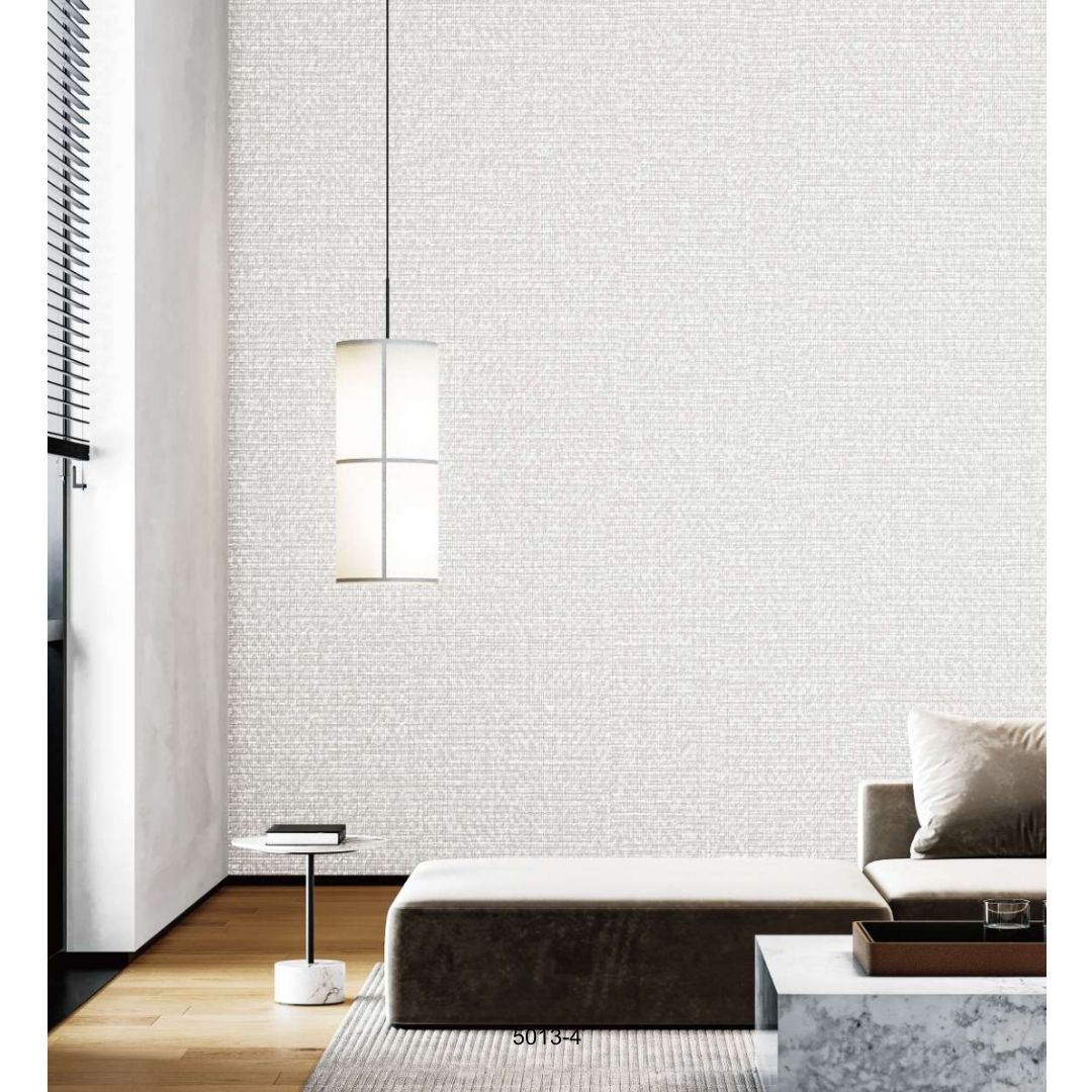 ورق جدران فاخر بتصميم عصري وأنيق اللون: رمادي لؤلؤي فاتح (Light Pearl Grey) بلمسات بيضاء ناصعة.