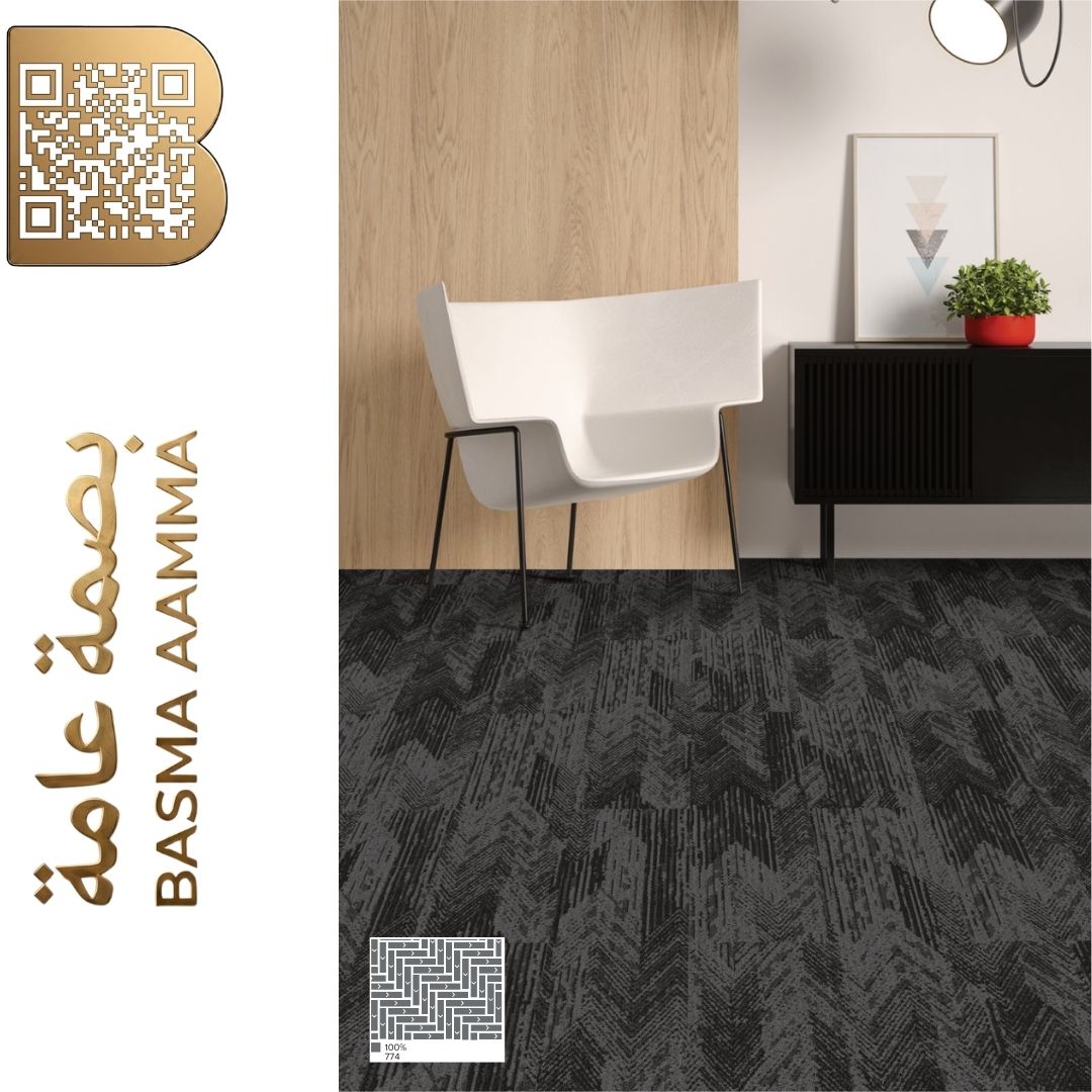 بلاطات موكيت مربعة (Carpet Tiles) اللون: الفحمي العميق، الأسود، والرمادي الداكن (Deep Charcoal &amp; Black).
