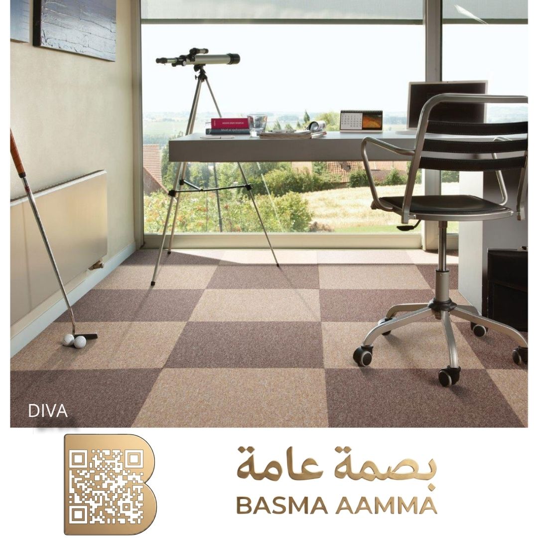 بلاطات موكيت مربعة (Carpet Tiles) اللون: بيج الكريمي الفاتح والبني الترابي المتوسط.